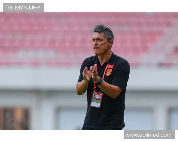 国足主帅亲赴基层选拔新人,现场引发围观 国足主帅亲赴基层选拔新人,现场引发围观